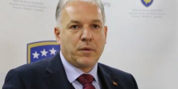 Prokuroria ngrit aktakuzë ndaj ministrit të Kurtit dhe djalit të tij, kërcënuan me jetë dy persona