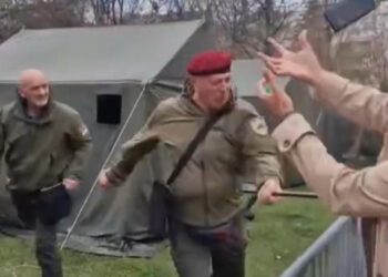 Veteranët e “Beretave të Kuqe” sulmojn studentët në Beograd.