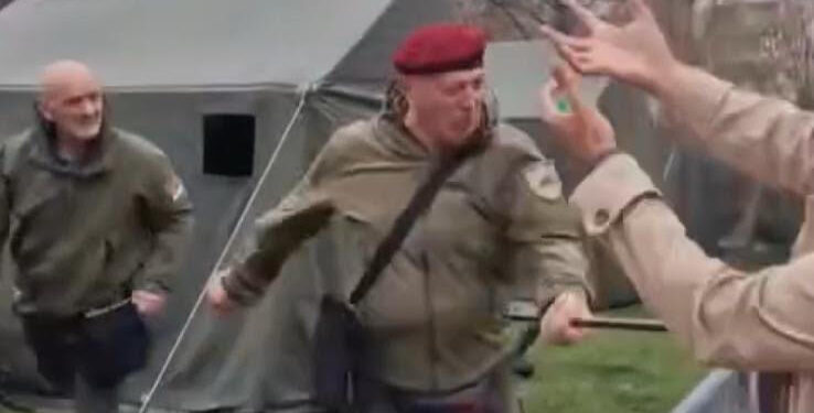 Veteranët e “Beretave të Kuqe” sulmojn studentët në Beograd.