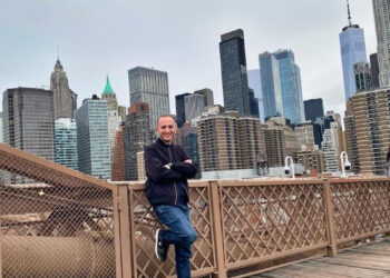 Adratik Berisha, hematologu që përqafoi Thaçin.