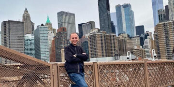 Adratik Berisha, hematologu që përqafoi Thaçin.