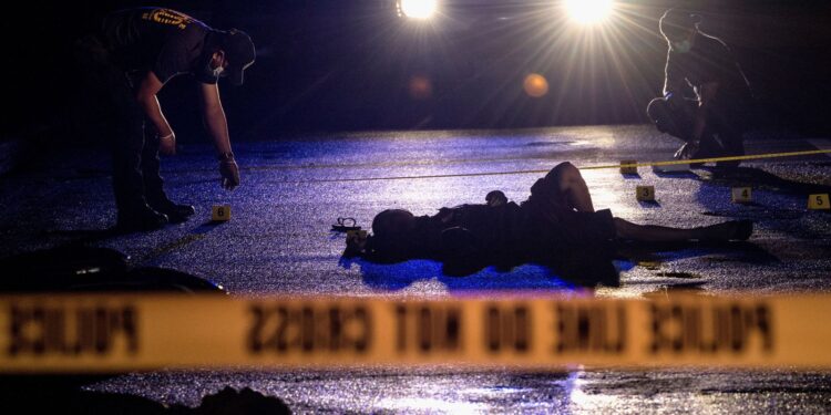 Të shtëna me armë në Vushtrri, dyshohet për 2 të vrarë.