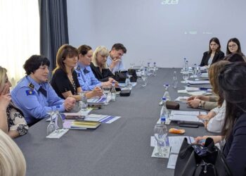 Jahjaga puntori me grat e policisë.