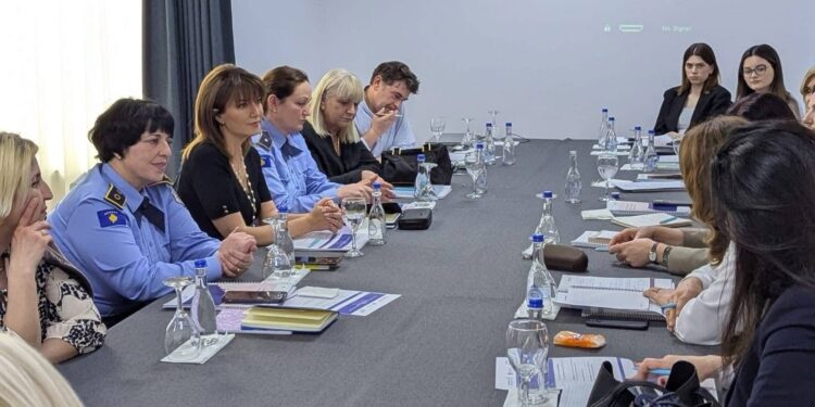 Jahjaga puntori me grat e policisë.