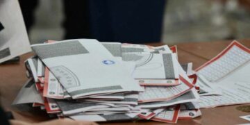 Përfundon rinumërimi i 50 vendvotimeve, fillon shqyrtimi i fletëvotimeve të pavlefshme nga votimi me postë në Prishtinë