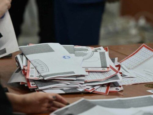Përfundon rinumërimi i 50 vendvotimeve, fillon shqyrtimi i fletëvotimeve të pavlefshme nga votimi me postë në Prishtinë
