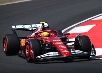 Hamilton ‘i goditur’ nga shpejtësia e Ferrarit në Kinë, arrin pole position për garën e sprintit