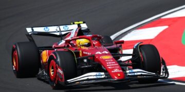 Hamilton ‘i goditur’ nga shpejtësia e Ferrarit në Kinë, arrin pole position për garën e sprintit