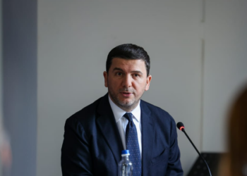 Krasniqi në 26-vjetorin e ndërhyrjes së NATO’s: Kosova, histori suksesi e lirisë dhe demokracisë