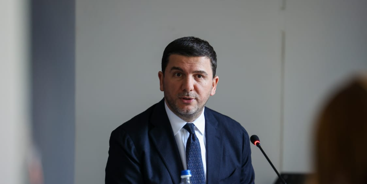 Krasniqi në 26-vjetorin e ndërhyrjes së NATO’s: Kosova, histori suksesi e lirisë dhe demokracisë