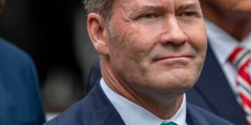 Mike Waltz merr përgjegjësinë për gabimin në bisedën grupore mbi sulmet në Jemen