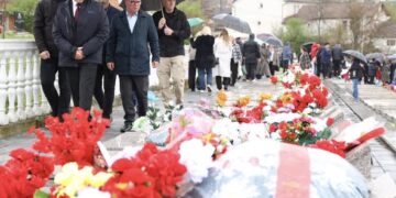 Ramush Haradinaj, Kryetar i AAK-së, përkujton 106 martirët e Pastaselit dhe Burimit