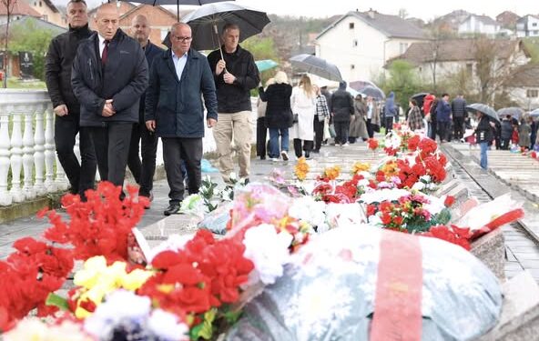 Ramush Haradinaj, Kryetar i AAK-së, përkujton 106 martirët e Pastaselit dhe Burimit