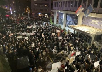 Studentët bllokojn televizionin publik RTS për 22 orë, reagon dhunëshëm xhandarmeria serbe.