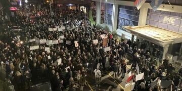 Studentët bllokojn televizionin publik RTS për 22 orë, reagon dhunëshëm xhandarmeria serbe. 