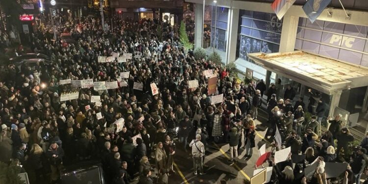 Studentët bllokojn televizionin publik RTS për 22 orë, reagon dhunëshëm xhandarmeria serbe. 