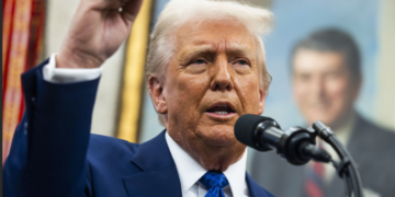 Trump Kërcënon me Tarifa 200% për Alkoolin Evropian