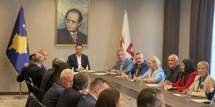 Kryesia e LDK’s për më shumë se dy ore brenda zyreve për ta përcaktuar “pozicionin politik”