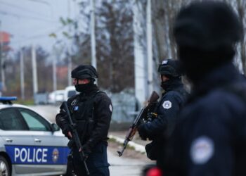 E goditi me kondak të armës në kokë dhe shtiu me armë derisa po largohej, i dyshuari në Istog në arrati