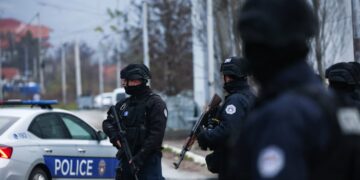 E goditi me kondak të armës në kokë dhe shtiu me armë derisa po largohej, i dyshuari në Istog në arrati