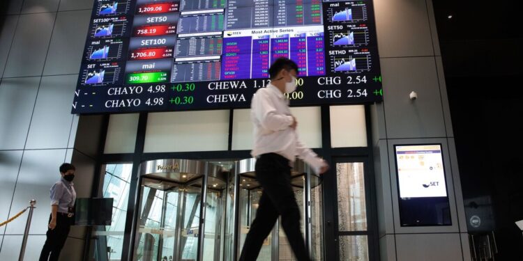 Tregjet aziatike dhe globale reagojnë fuqishëm ndaj shtyrjes së tarifave nga Trump