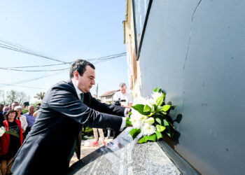 Kurti bën homazhe në Studenicë: “Martirët e kësaj masakre janë rrënjët e shtetit tonë”