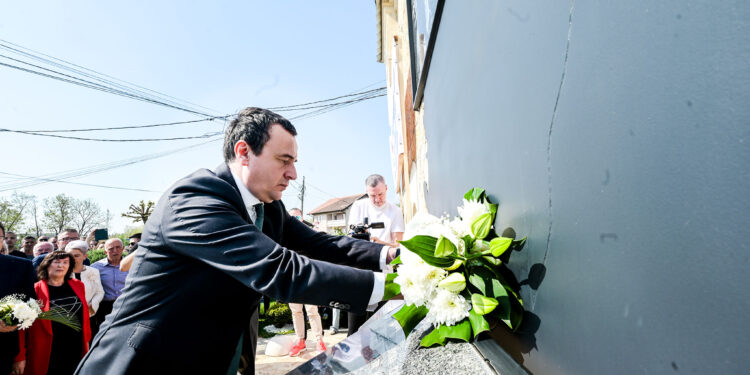 Kurti bën homazhe në Studenicë: “Martirët e kësaj masakre janë rrënjët e shtetit tonë”