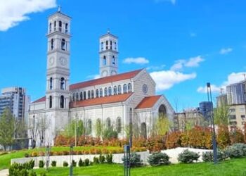 Meshë dhe pritje solemne për Pashkët në Katedralen “Shën Nënë Tereza”