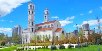 Meshë dhe pritje solemne për Pashkët në Katedralen “Shën Nënë Tereza”