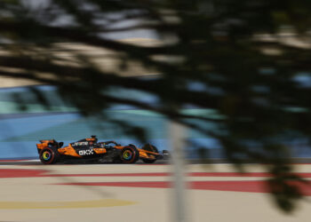 McLaren dominon stërvitjet në Bahrein, Leclerc mban Ferrarin në lojë