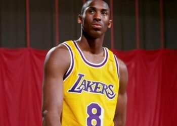 NBA/ Fanella e parë e Kobe Bryant shitet për 7 milionë dollarë, renditja e më të shtrenjtave