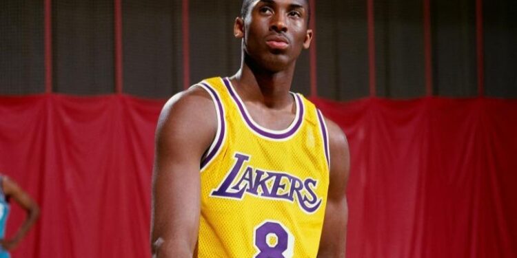 NBA/ Fanella e parë e Kobe Bryant shitet për 7 milionë dollarë, renditja e më të shtrenjtave