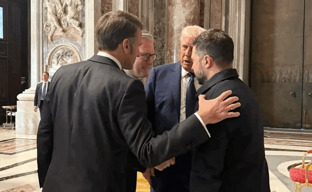 Takim simbolik në Romë: Zelensky, Trump, Macron dhe Starmer shkëmbejnë pikëpamje pozitive për Ukrainën