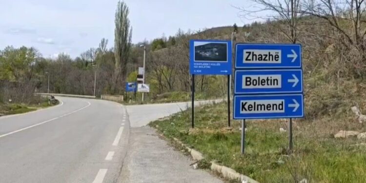 Tabela të reja rrugore në Zveçan, përfshirë edhe ato dygjuhëshe për Manastirin e Sokolices