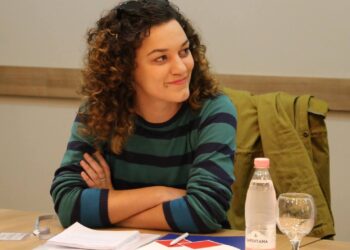 Drejtuesja e QIKA’ve reagim ndaj sjelles së  gazetarit të  Klanit, Kron Sadikut