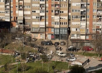 Vdes një grua në Prishtinë, dyshohet se ka rënë nga një objekt