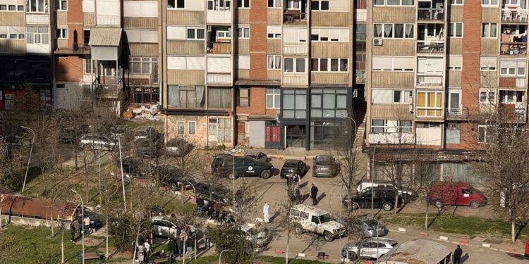 Vdes një grua në Prishtinë, dyshohet se ka rënë nga një objekt