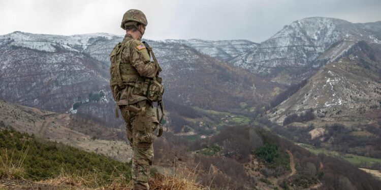 KFOR-i amerikan patrullon vijën kufitare