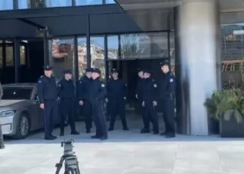 Protesta pritet të fillojë, Policia zbarkon para zyrave të ZRRE-së