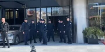 Protesta pritet të fillojë, Policia zbarkon para zyrave të ZRRE-së