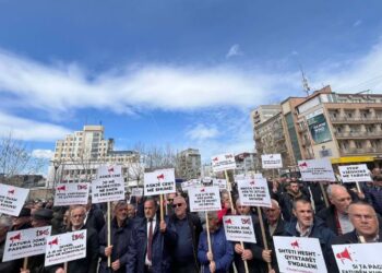 “Asnjë cent më shumë”: Nis protesta kundër shtrenjtimit të çmimit të rrymës