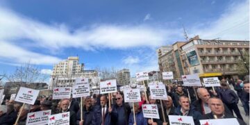 “Asnjë cent më shumë”: Nis protesta kundër shtrenjtimit të çmimit të rrymës