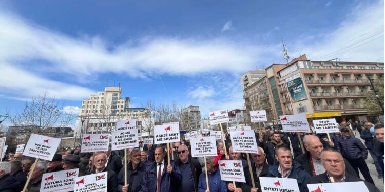 “Asnjë cent më shumë”: Nis protesta kundër shtrenjtimit të çmimit të rrymës