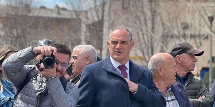 Deputeti Nait Hasani  merr pjesë në protestën kundër shtrenjtimit të  rrymës