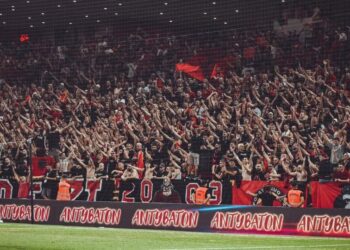 “Tifozat Kuq e Zi” fajësojnë FSHF-në pas dënimit nga FIFA: “Paaftësi, arrogancë dhe përjashtim i padrejtë i tifozëve”