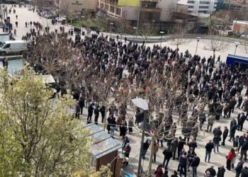 Numër i vogë i i qytetarëve në  protestën kundër shtrenjtimit të  rrymës.