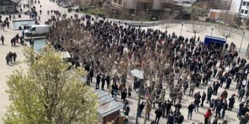 Numër i vogë i i qytetarëve në  protestën kundër shtrenjtimit të  rrymës.