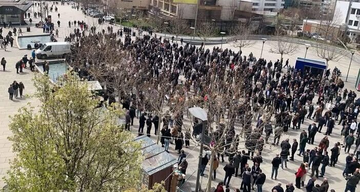 Numër i vogë i i qytetarëve në protestën kundër shtrenjtimit të rrymës.