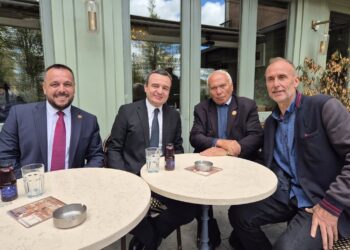 Kurti ndalet për kafe në lokalin e Uran Ismailit pas homazheve për Zahir Pajazitin