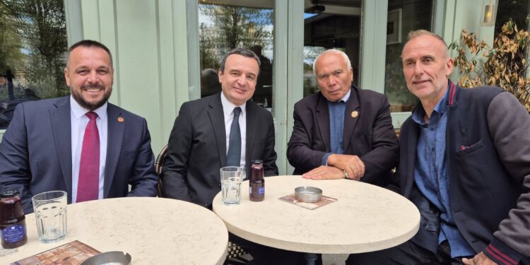 Kurti ndalet për kafe në lokalin e Uran Ismailit pas homazheve për Zahir Pajazitin